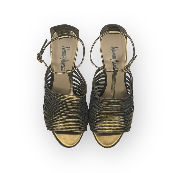 Neiman Marcus 𖤐 T-Strap Stiletto Heeled Sandal 𖤐 Metallic Gold Leather 𖤐 8M - Picture 11 of 16